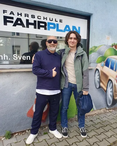 Fahrschule FAHRPLAN ve Frankfurt sınıflarından, ehliyet sınavını geçen sürücü adayı