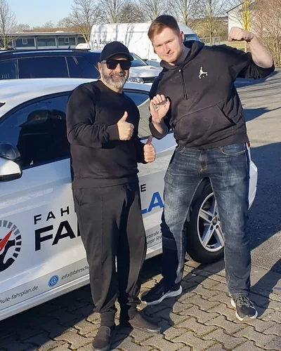 Fahrschülerin bzw. Fahrschüler der Fahrschule FAHRPLAN Frankfurt mit dem bestandenen Führerschein