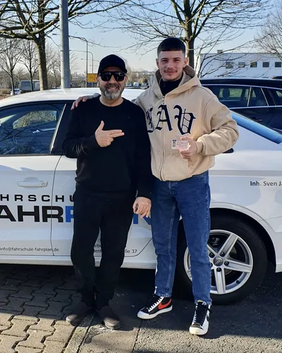 क्लास Fahrschule FAHRPLAN या Frankfurt का वह प्रशिक्षार्थी चालक जिसने अपना ड्राइविंग टेस्ट पास कर लिया है।