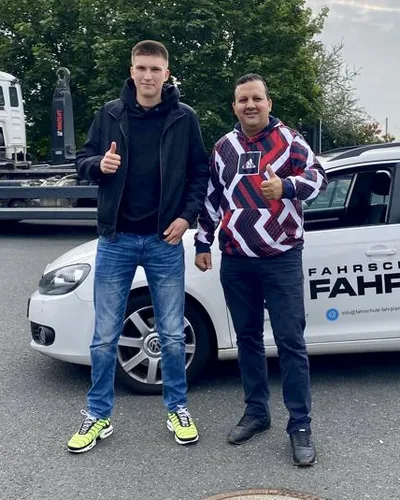 क्लास Fahrschule FAHRPLAN या Frankfurt का वह प्रशिक्षार्थी चालक जिसने अपना ड्राइविंग टेस्ट पास कर लिया है।