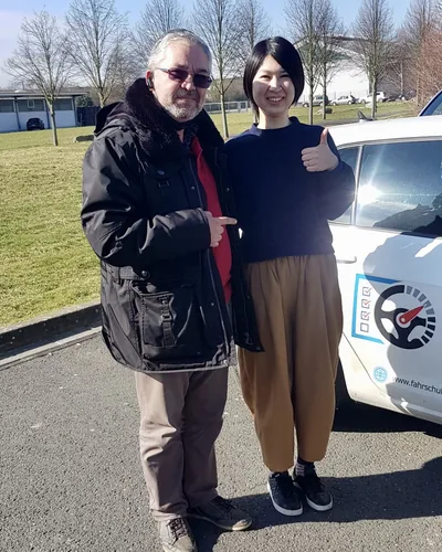 क्लास Fahrschule FAHRPLAN या Frankfurt का वह प्रशिक्षार्थी चालक जिसने अपना ड्राइविंग टेस्ट पास कर लिया है।