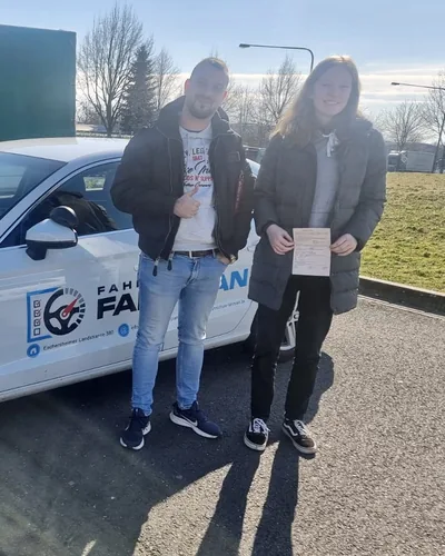 क्लास Fahrschule FAHRPLAN या Frankfurt का वह प्रशिक्षार्थी चालक जिसने अपना ड्राइविंग टेस्ट पास कर लिया है।