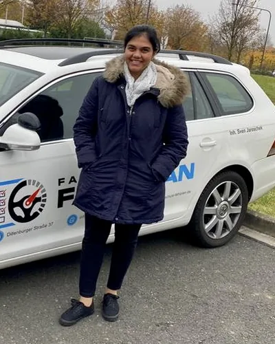 क्लास Fahrschule FAHRPLAN या Frankfurt का वह प्रशिक्षार्थी चालक जिसने अपना ड्राइविंग टेस्ट पास कर लिया है।