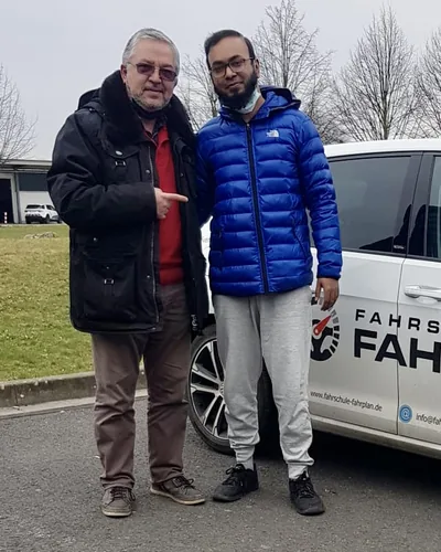 क्लास Fahrschule FAHRPLAN या Frankfurt का वह प्रशिक्षार्थी चालक जिसने अपना ड्राइविंग टेस्ट पास कर लिया है।
