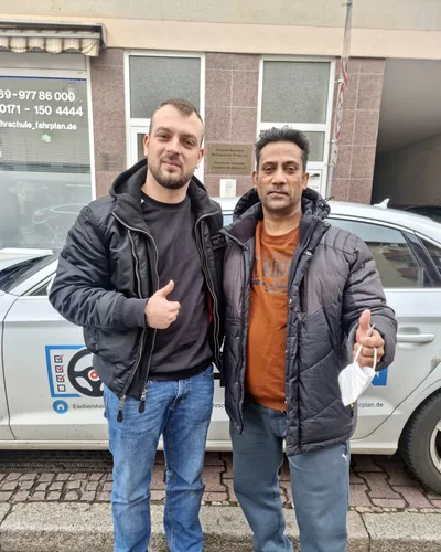 क्लास Fahrschule FAHRPLAN या Frankfurt का वह प्रशिक्षार्थी चालक जिसने अपना ड्राइविंग टेस्ट पास कर लिया है।