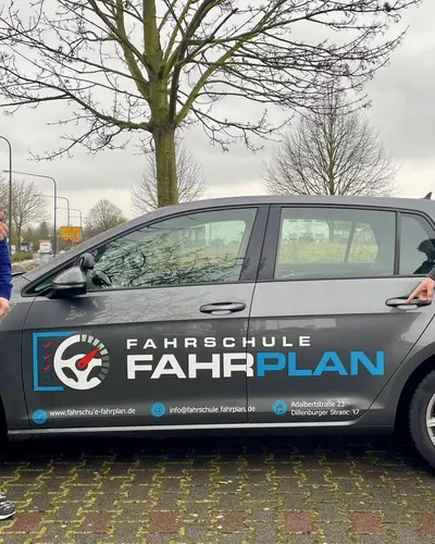 Fahrschule FAHRPLAN ve Frankfurt sınıflarından, ehliyet sınavını geçen sürücü adayı