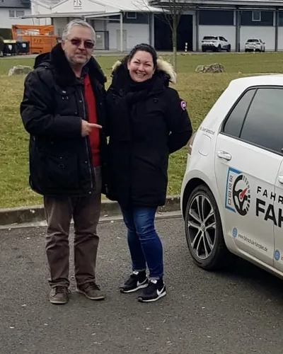 क्लास Fahrschule FAHRPLAN या Frankfurt का वह प्रशिक्षार्थी चालक जिसने अपना ड्राइविंग टेस्ट पास कर लिया है।