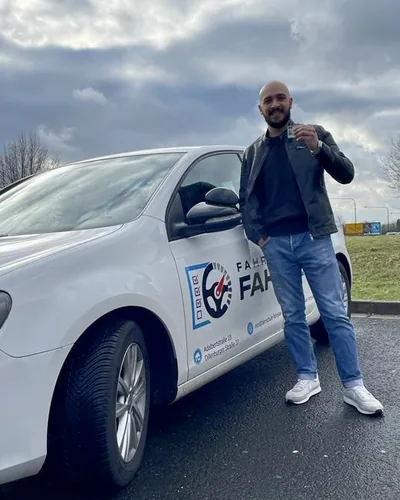 क्लास Fahrschule FAHRPLAN या Frankfurt का वह प्रशिक्षार्थी चालक जिसने अपना ड्राइविंग टेस्ट पास कर लिया है।