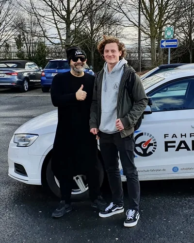 क्लास Fahrschule FAHRPLAN या Frankfurt का वह प्रशिक्षार्थी चालक जिसने अपना ड्राइविंग टेस्ट पास कर लिया है।
