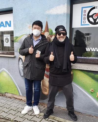 क्लास Fahrschule FAHRPLAN या Frankfurt का वह प्रशिक्षार्थी चालक जिसने अपना ड्राइविंग टेस्ट पास कर लिया है।