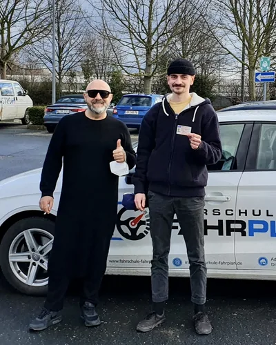 क्लास Fahrschule FAHRPLAN या Frankfurt का वह प्रशिक्षार्थी चालक जिसने अपना ड्राइविंग टेस्ट पास कर लिया है।