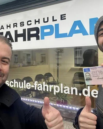 क्लास Fahrschule FAHRPLAN या Frankfurt का वह प्रशिक्षार्थी चालक जिसने अपना ड्राइविंग टेस्ट पास कर लिया है।
