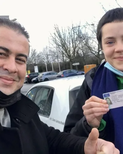 क्लास Fahrschule FAHRPLAN या Frankfurt का वह प्रशिक्षार्थी चालक जिसने अपना ड्राइविंग टेस्ट पास कर लिया है।