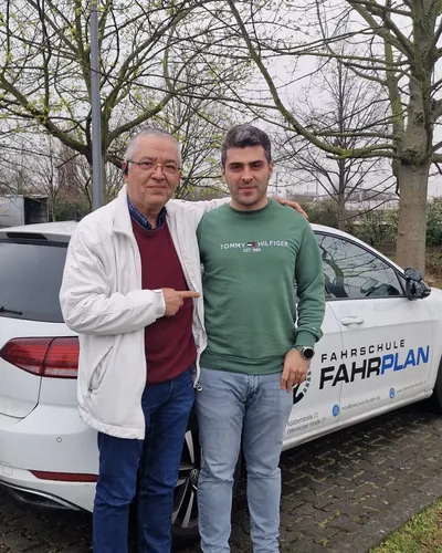 Fahrschule FAHRPLAN ve Frankfurt sınıflarından, ehliyet sınavını geçen sürücü adayı