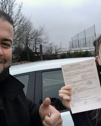 क्लास Fahrschule FAHRPLAN या Frankfurt का वह प्रशिक्षार्थी चालक जिसने अपना ड्राइविंग टेस्ट पास कर लिया है।