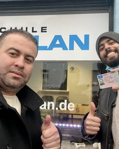 क्लास Fahrschule FAHRPLAN या Frankfurt का वह प्रशिक्षार्थी चालक जिसने अपना ड्राइविंग टेस्ट पास कर लिया है।