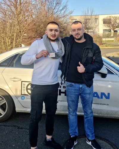 Fahrschülerin bzw. Fahrschüler der Fahrschule FAHRPLAN Frankfurt mit dem bestandenen Führerschein