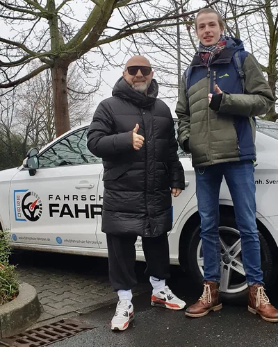 क्लास Fahrschule FAHRPLAN या Frankfurt का वह प्रशिक्षार्थी चालक जिसने अपना ड्राइविंग टेस्ट पास कर लिया है।