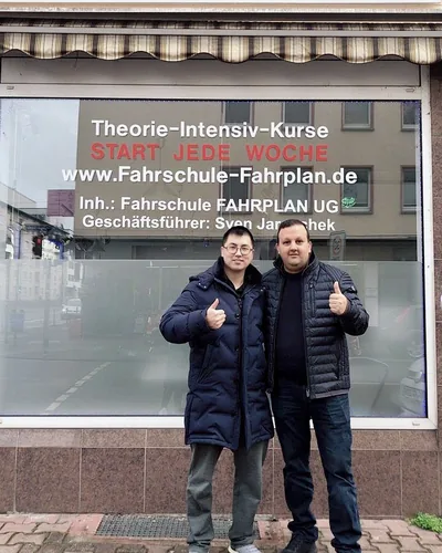 क्लास Fahrschule FAHRPLAN या Frankfurt का वह प्रशिक्षार्थी चालक जिसने अपना ड्राइविंग टेस्ट पास कर लिया है।