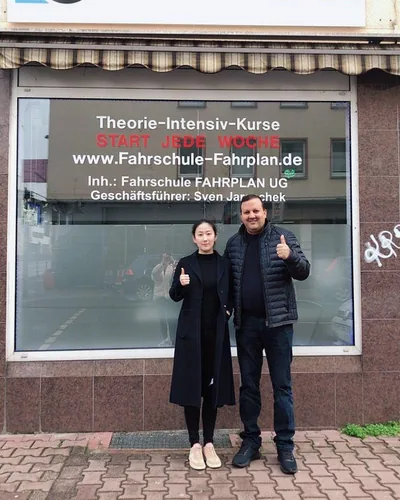 क्लास Fahrschule FAHRPLAN या Frankfurt का वह प्रशिक्षार्थी चालक जिसने अपना ड्राइविंग टेस्ट पास कर लिया है।