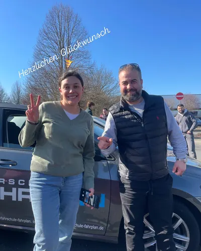 Fahrschule FAHRPLAN ve Frankfurt sınıflarından, ehliyet sınavını geçen sürücü adayı