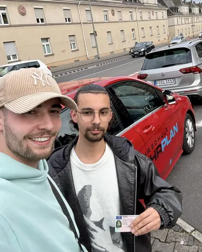 Fahrschule FAHRPLAN ve Frankfurt sınıflarından, ehliyet sınavını geçen sürücü adayı