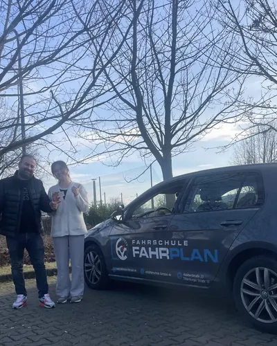 Fahrschule FAHRPLAN ve Frankfurt sınıflarından, ehliyet sınavını geçen sürücü adayı