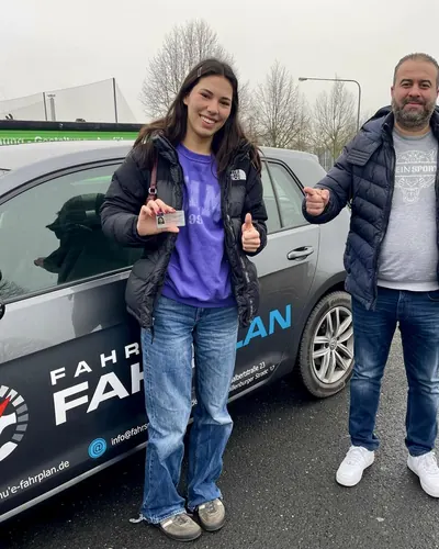 Fahrschule FAHRPLAN ve Frankfurt sınıflarından, ehliyet sınavını geçen sürücü adayı