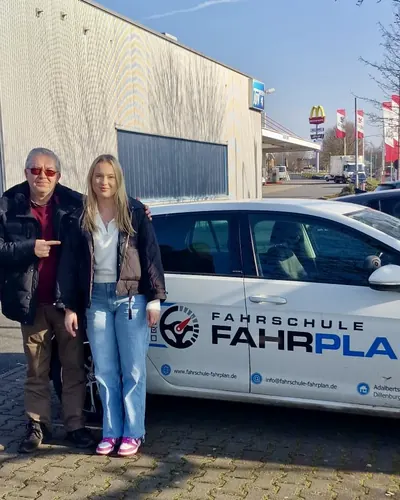 Fahrschule FAHRPLAN ve Frankfurt sınıflarından, ehliyet sınavını geçen sürücü adayı