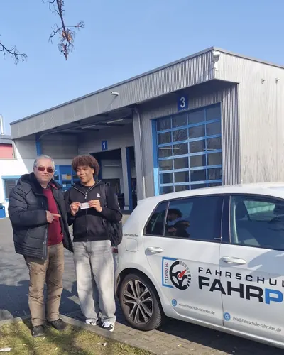 Fahrschule FAHRPLAN ve Frankfurt sınıflarından, ehliyet sınavını geçen sürücü adayı
