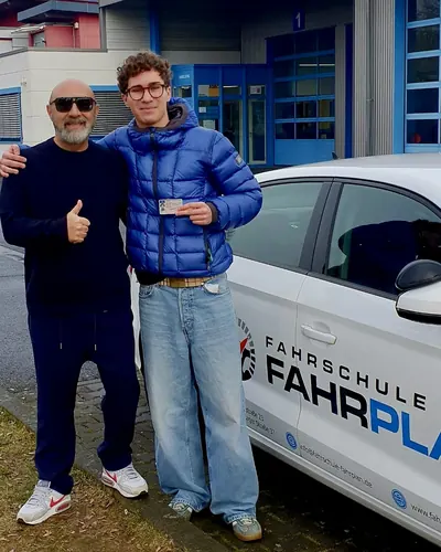 Fahrschule FAHRPLAN ve Frankfurt sınıflarından, ehliyet sınavını geçen sürücü adayı