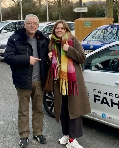 Fahrschule FAHRPLAN ve Frankfurt sınıflarından, ehliyet sınavını geçen sürücü adayı