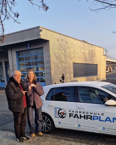 Fahrschule FAHRPLAN ve Frankfurt sınıflarından, ehliyet sınavını geçen sürücü adayı