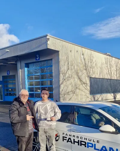 Fahrschule FAHRPLAN ve Frankfurt sınıflarından, ehliyet sınavını geçen sürücü adayı