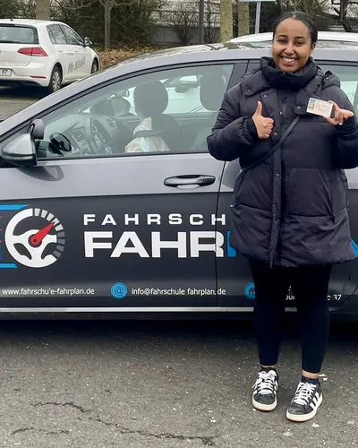 Fahrschule FAHRPLAN ve Frankfurt sınıflarından, ehliyet sınavını geçen sürücü adayı