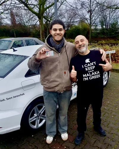 Fahrschule FAHRPLAN ve Frankfurt sınıflarından, ehliyet sınavını geçen sürücü adayı