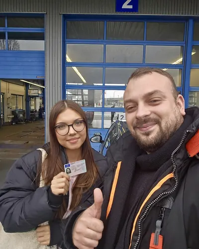 Fahrschule FAHRPLAN ve Frankfurt sınıflarından, ehliyet sınavını geçen sürücü adayı
