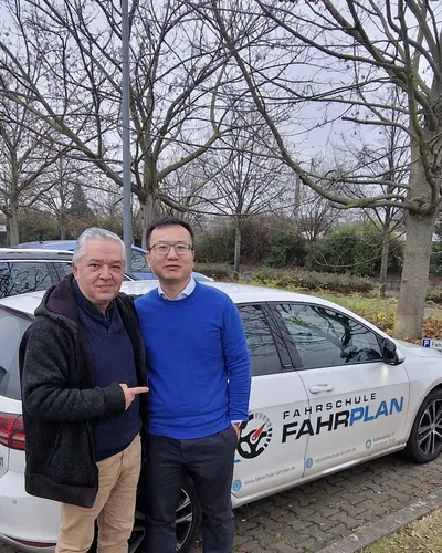 Fahrschule FAHRPLAN ve Frankfurt sınıflarından, ehliyet sınavını geçen sürücü adayı