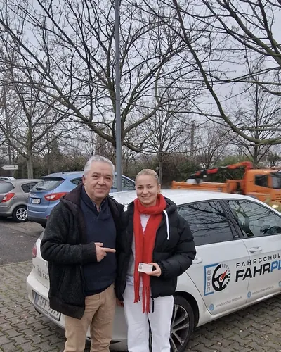Fahrschule FAHRPLAN ve Frankfurt sınıflarından, ehliyet sınavını geçen sürücü adayı