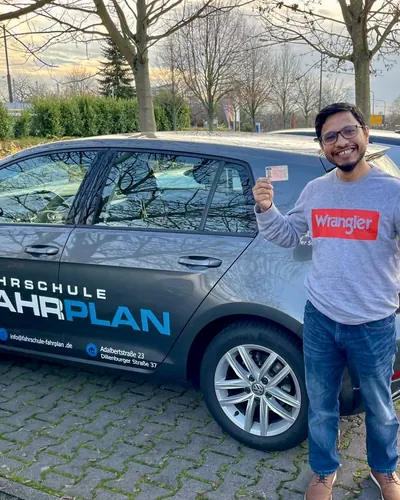 Fahrschule FAHRPLAN ve Frankfurt sınıflarından, ehliyet sınavını geçen sürücü adayı