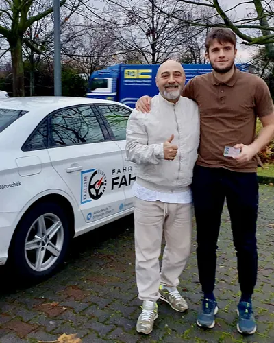 Fahrschule FAHRPLAN ve Frankfurt sınıflarından, ehliyet sınavını geçen sürücü adayı