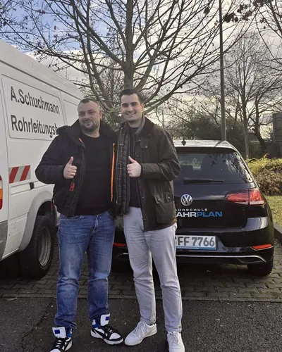 Fahrschule FAHRPLAN ve Frankfurt sınıflarından, ehliyet sınavını geçen sürücü adayı