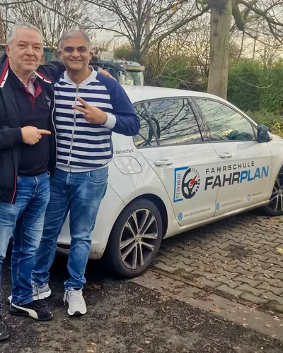 Fahrschule FAHRPLAN ve Frankfurt sınıflarından, ehliyet sınavını geçen sürücü adayı