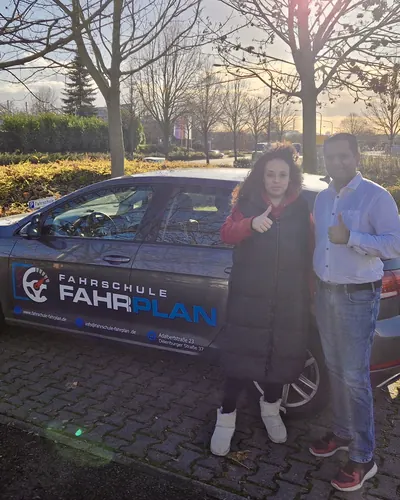 Fahrschule FAHRPLAN ve Frankfurt sınıflarından, ehliyet sınavını geçen sürücü adayı