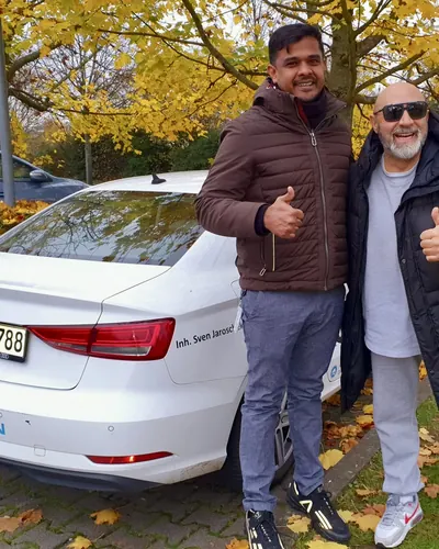 Fahrschule FAHRPLAN ve Frankfurt sınıflarından, ehliyet sınavını geçen sürücü adayı