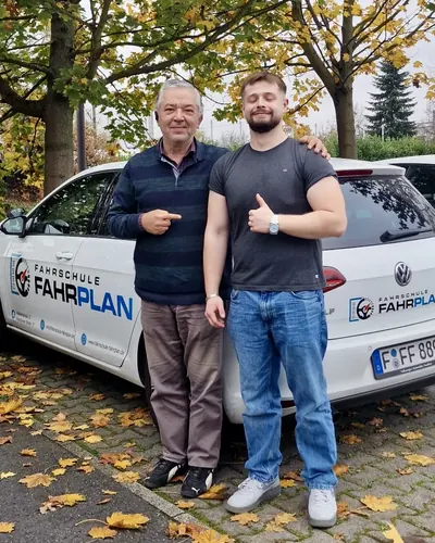 Fahrschule FAHRPLAN ve Frankfurt sınıflarından, ehliyet sınavını geçen sürücü adayı