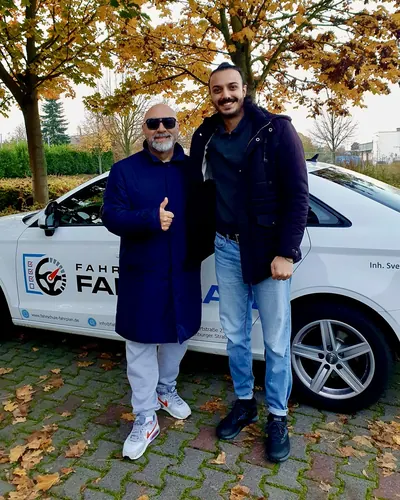 Fahrschule FAHRPLAN ve Frankfurt sınıflarından, ehliyet sınavını geçen sürücü adayı