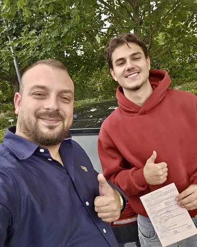 Fahrschule FAHRPLAN ve Frankfurt sınıflarından, ehliyet sınavını geçen sürücü adayı