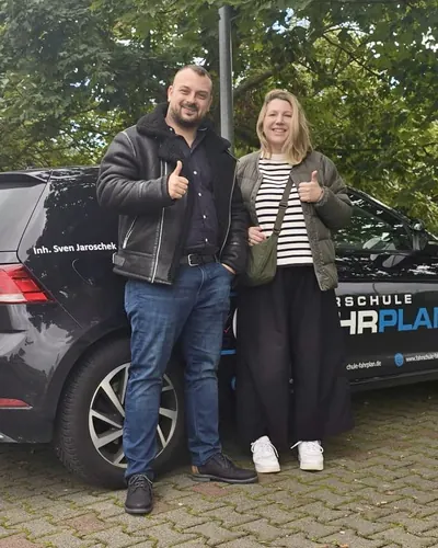 Fahrschule FAHRPLAN ve Frankfurt sınıflarından, ehliyet sınavını geçen sürücü adayı