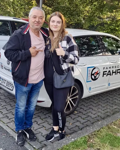 Fahrschule FAHRPLAN ve Frankfurt sınıflarından, ehliyet sınavını geçen sürücü adayı
